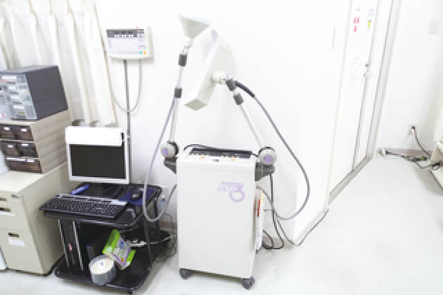 X線撮影装置の入力部分（左のパソコン）とマイクロ波温熱装置（右）